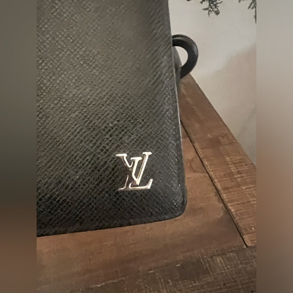 Louis Vuitton Taiga Brazza Wallet (with COA) - Picture 5 of 9